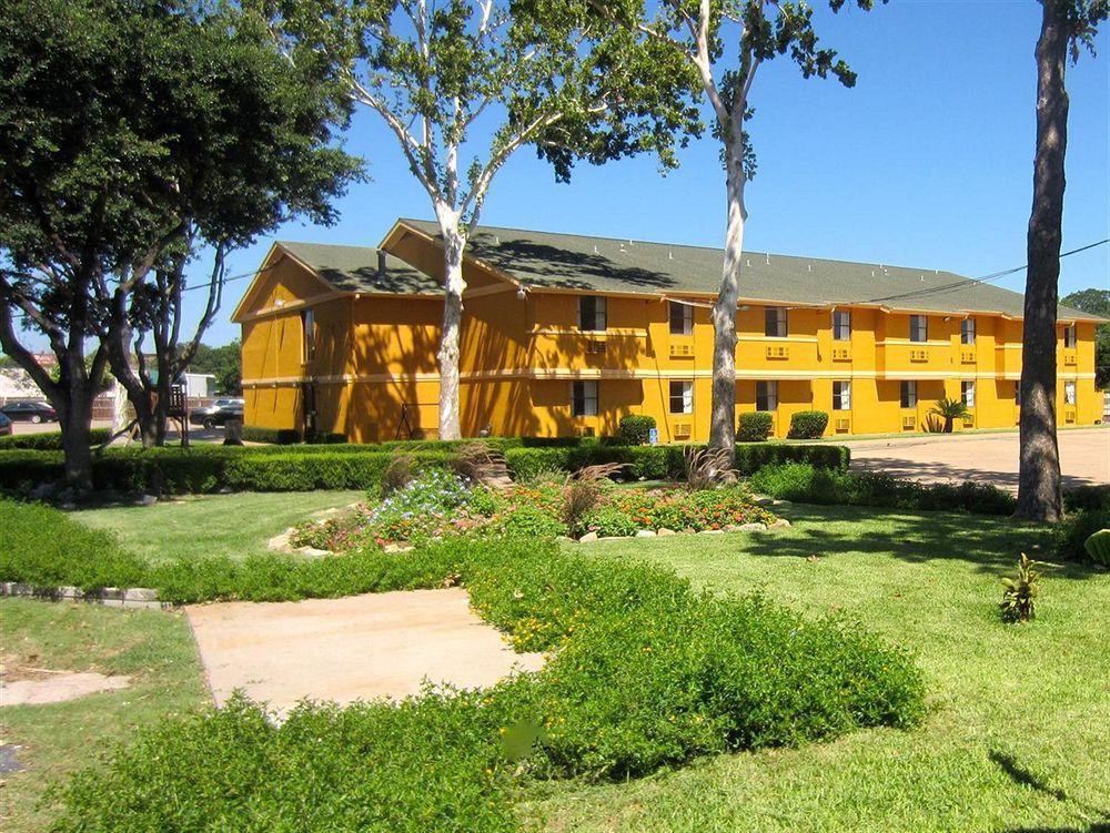 Americas Best Value Inn & Suites Бренем Екстер'єр фото