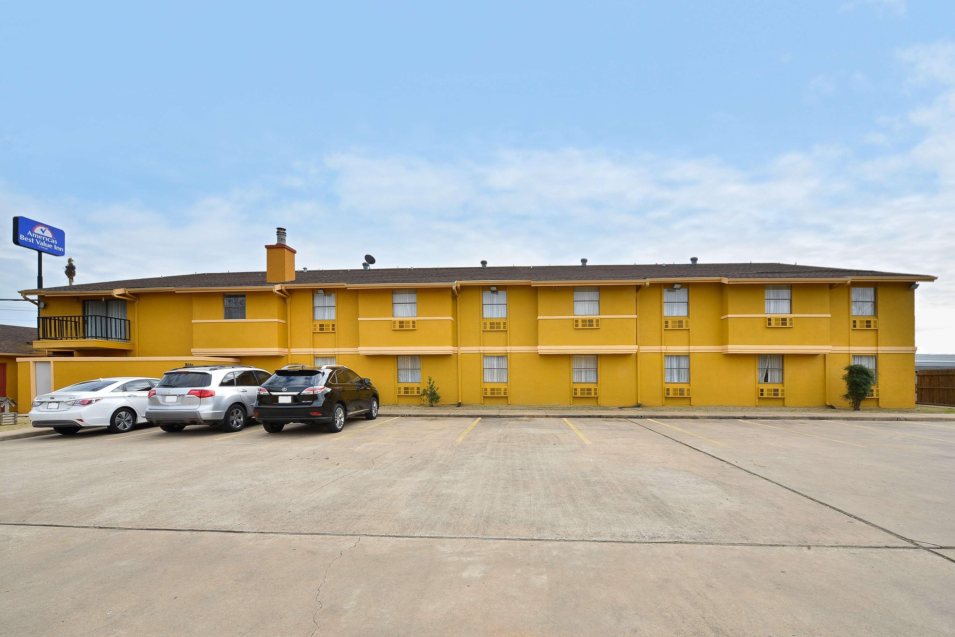 Americas Best Value Inn & Suites Бренем Екстер'єр фото