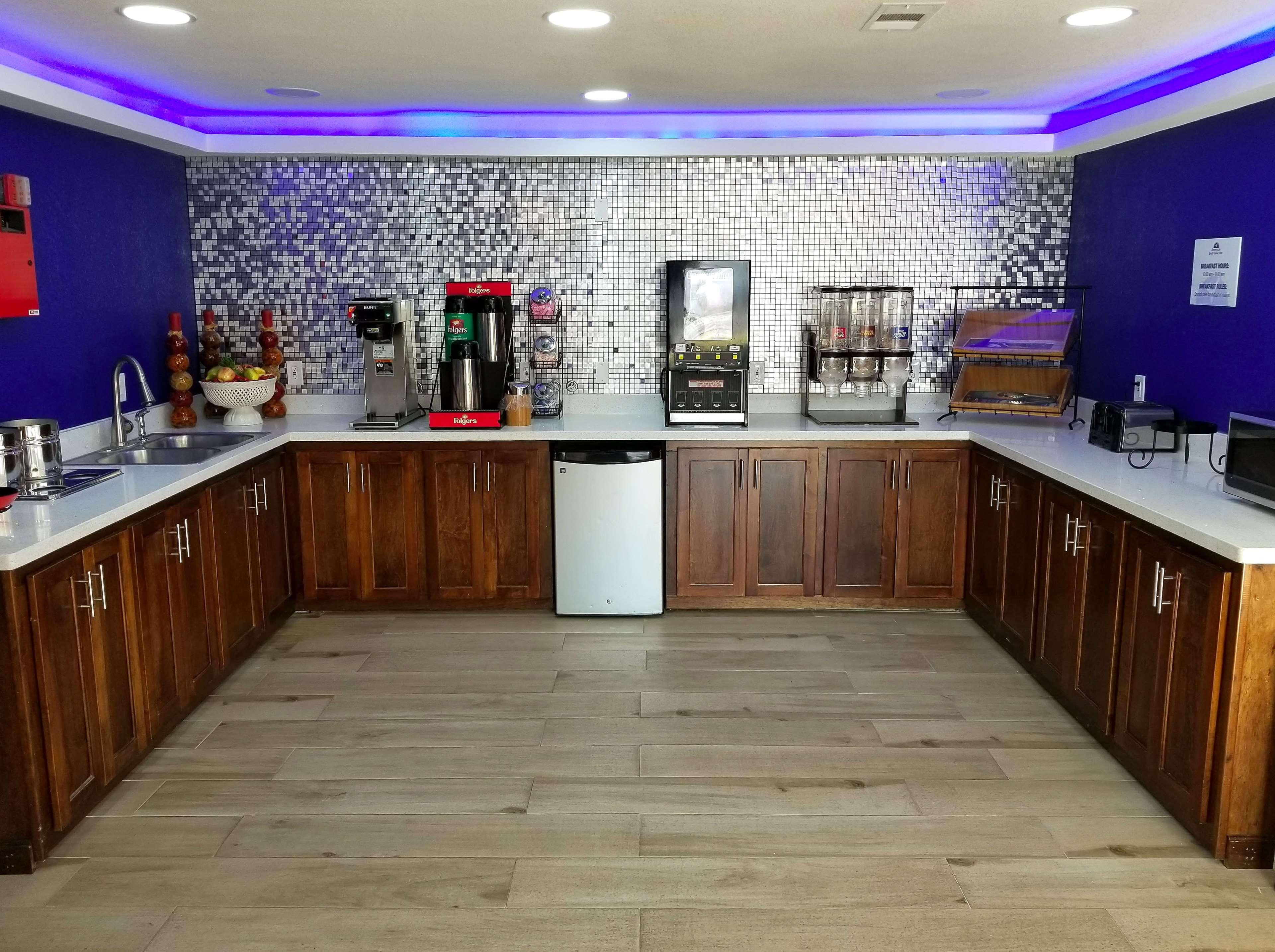 Americas Best Value Inn & Suites Бренем Екстер'єр фото