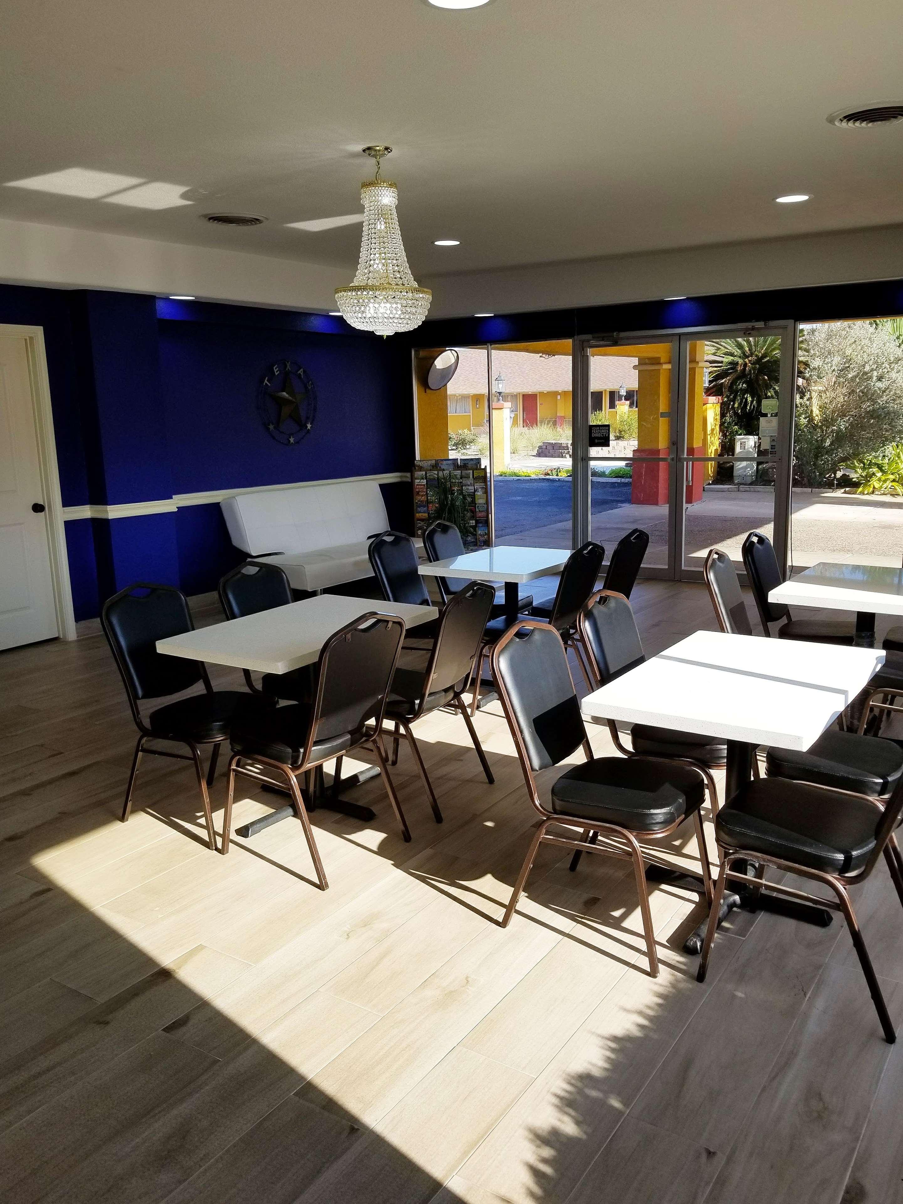 Americas Best Value Inn & Suites Бренем Екстер'єр фото