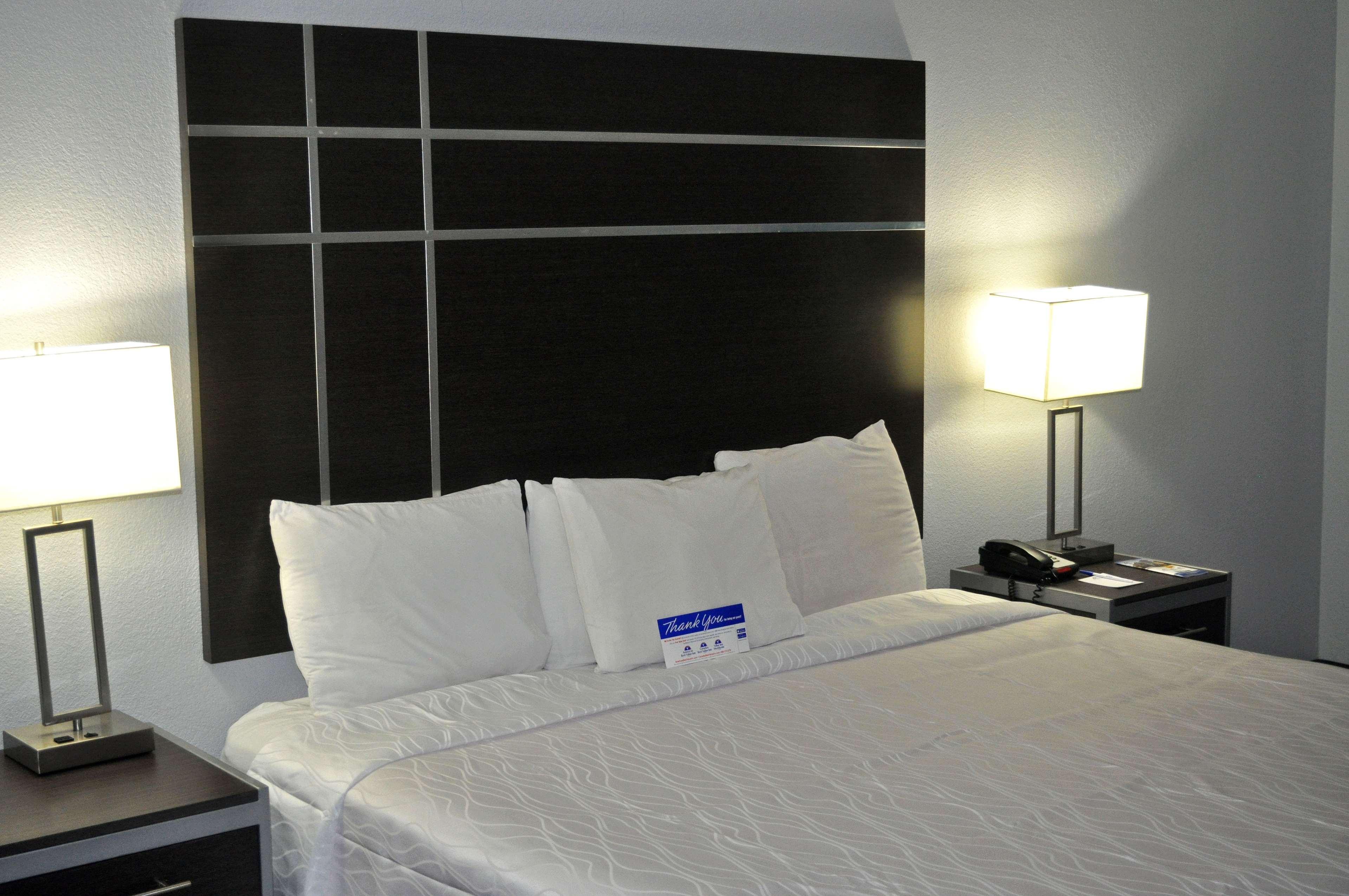 Americas Best Value Inn & Suites Бренем Екстер'єр фото