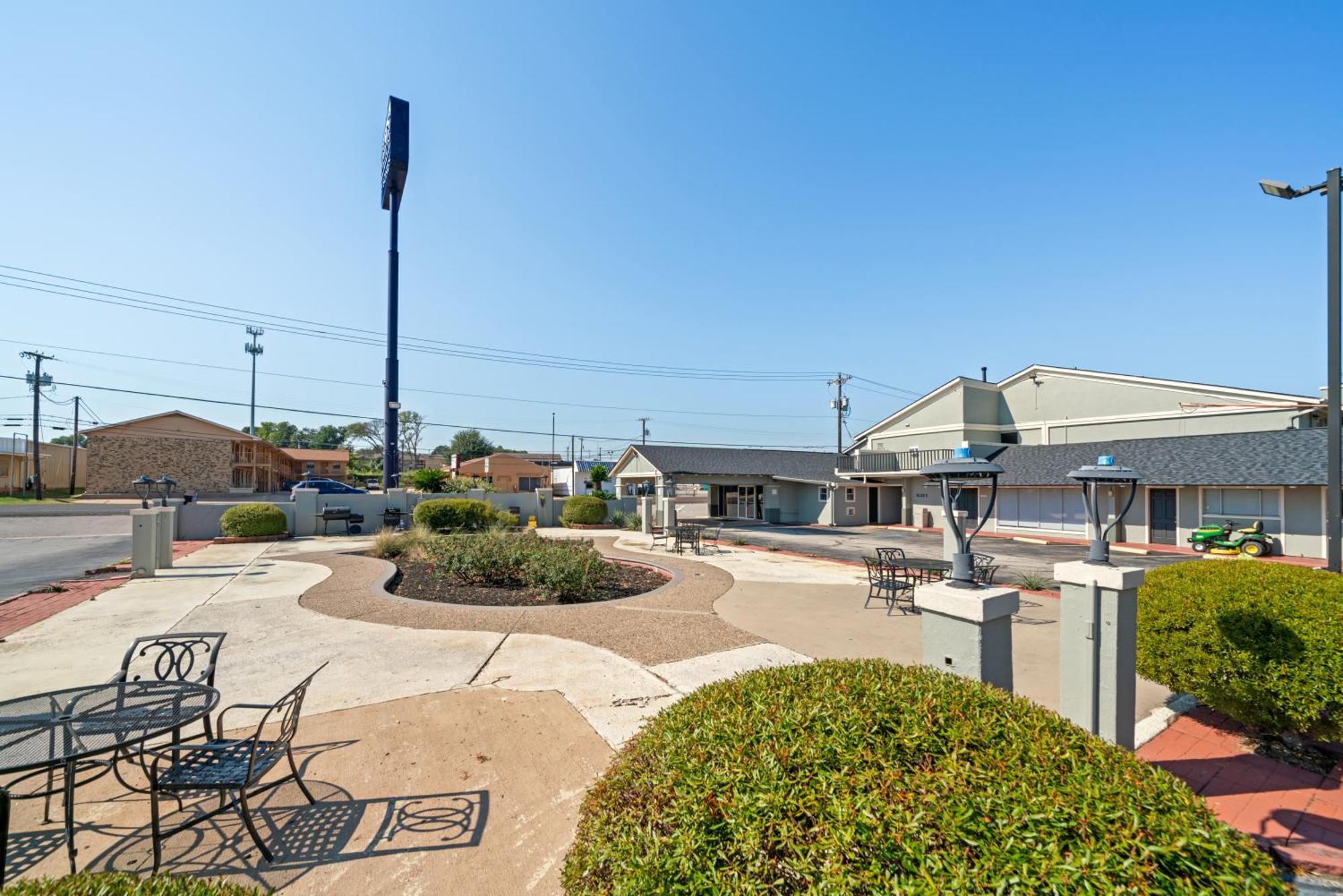 Americas Best Value Inn & Suites Бренем Екстер'єр фото